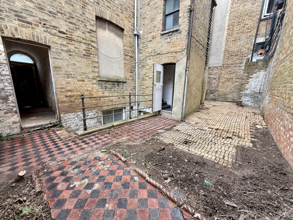 Lot: 74 - OFFICES WITH POTENTIAL FOR RESIDENTIAL CONVERSION - Courtyard garden to rear